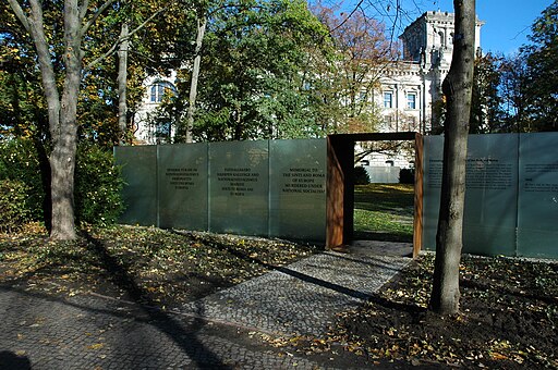 Eingang zum Denkmal für die im Nationalsozialismus ermordeten Sinti und Roma Europas, Berlin