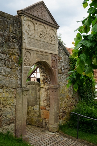 im Grabstein-Projekt dokumentiert ist der „Totenhof“ in Naumburg/Hessen. Für Worms werden Fotografen gesucht.