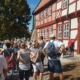 Teilnehmer eines Dorfrundgangs beim Tag des offenen Denkmals in Ditfurt vor dem historischen Rathaus, einem Fachwerkbau von 1534.