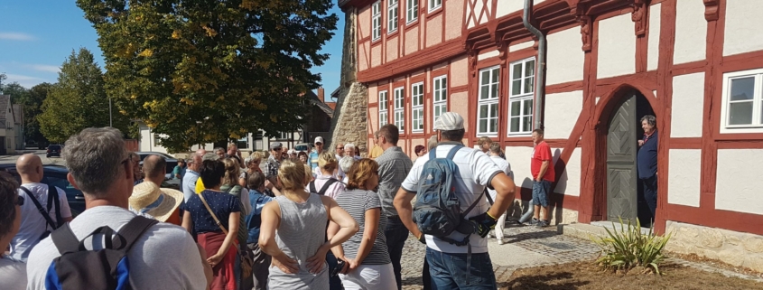 Teilnehmer eines Dorfrundgangs beim Tag des offenen Denkmals in Ditfurt vor dem historischen Rathaus, einem Fachwerkbau von 1534.