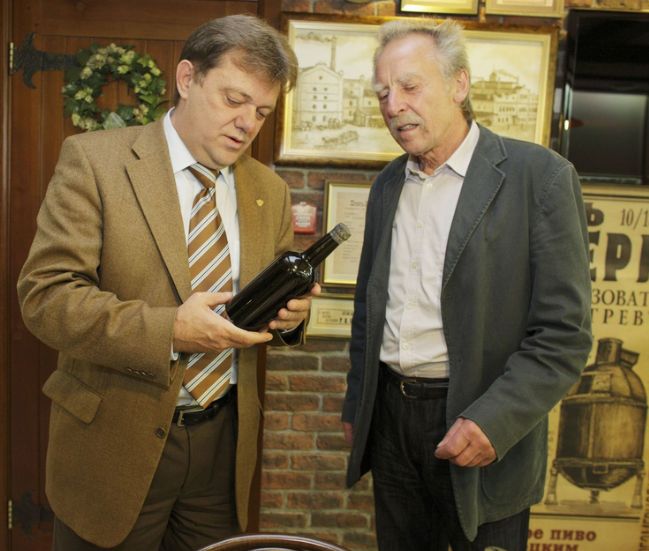 Iwan Klein und Braumeister Hubert Auinger brauen deutsches Bier in Sibirien