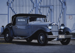 Foto eines grau-schwarz-silbernen Oldtimer-Cabriolets (NAG-Protos Typ 208) von 1930.