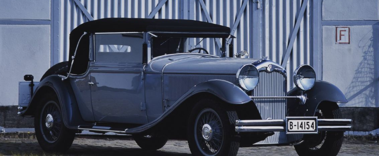 Foto eines grau-schwarz-silbernen Oldtimer-Cabriolets (NAG-Protos Typ 208) von 1930.