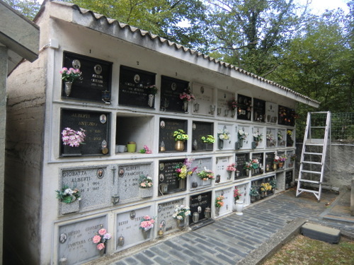 Friedhof Conio: Befüllte Sargregale und Leiter